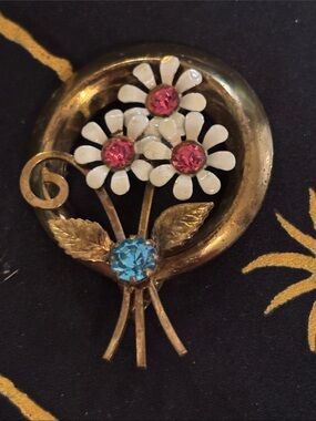 Rare Vintage Coro Daisy pendant necklace